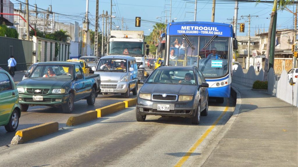 Desde hoy $ 354 por invadir carril de Metrovía - CARMAX